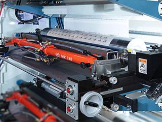 Chambered doctor blade with ceramic-coated anilox roller on a flexo printing deck