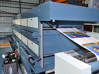 Full-colour printed PP woven web leaving the third and fourth drying decks